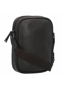 Schwarze Leder-Crossbody-Tasche mit rechteckiger Form, strukturiertem Oberflächen, Doppelreißverschluss und einem dunkel gefärbten Stofftragegurt.