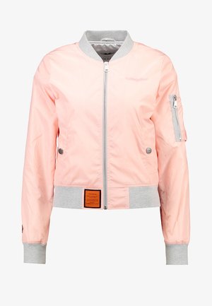 Rosa Bomberjacke mit grauen gerippten Bündchen und Kragen, durchgehender Reißverschluss, Seitentaschen und einer mit Reißverschluss versehenen Armtasche; verfügt über ein Etikett am Saum.