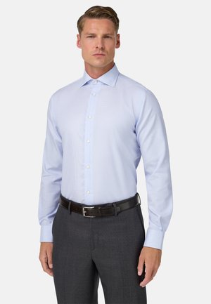 Lichtblauw geruit overhemd met een puntkraag, lange mouwen en een knoopsluiting, gecombineerd met donkergrijze broek en een zwarte riem.