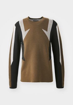 Maglione lavorato a maglia marrone con accenti neri e bianchi. Presenta pannelli testurizzati e scollatura a girocollo. Maniche lunghe con colori a contrasto.