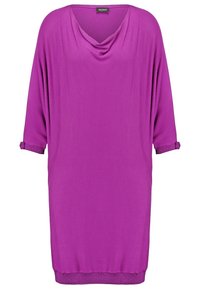 Lila klänning med korta ärmar och uppvikt nederkant. Slätt, lätt material; har en mjuk cowl-krage och avslappnad silhuett.