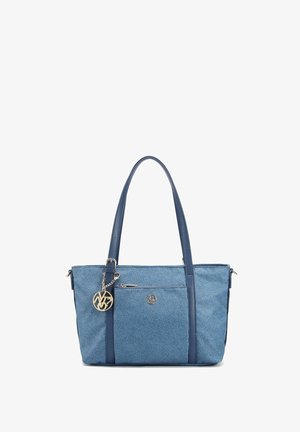 Borsa a spalla in tessuto blu con manici in pelle liscia, tasca con zip, logo impresso e charm dorato. Presenta un motivo decorativo.