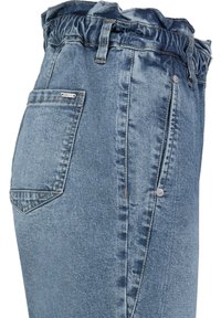 Jeans mit einem gerüschten Bund, hellblauer Farbton, seitlichen Taschen und silbernen Hardware-Details entlang der Nähte.