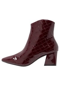 Bordowe lakierowane botki za kostkę z ostrym noskiem i teksturą krokodyla. Posiadają obcas w kształcie bloku oraz gładkie wykończenie, co tworzy elegancki design.