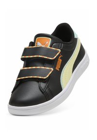 Sneaker in pelle nera con due cinturini in velcro, dettagli in verde menta e giallo a contrasto, suola in gomma bianca e logo Puma di lato.
