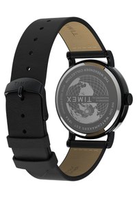 Crni kožni remen za sat s metalnim kopčama, okruglim kućištem i srebrnim brojčanikom koji prikazuje zemaljsku kartu i oznaku "TIMEX" na stražnjoj strani.