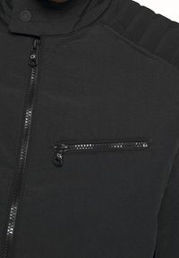 Calvin Klein Tunn jacka - black