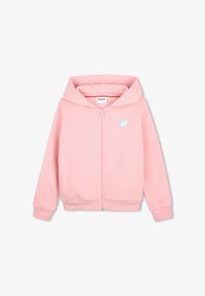Sweat à capuche zippé rose clair avec manches longues, poignets et ourlet côtelés, petit emblème cœur bleu sur le côté gauche de la poitrine, et capuche attachée.