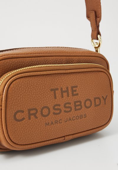 MARC JACOBS THE CROSSBODY - Keresztpántos táska - argan oil