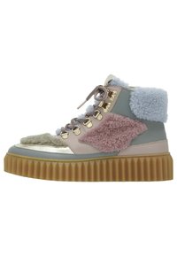 Sneaker alta con un mix di texture e materiali, tra cui morbide sovrapposizioni in pelliccia sintetica nei toni pastello, dettagli metallici e una suola in gomma rigata.