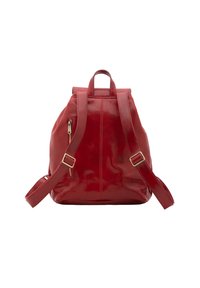 Sac à dos en cuir rouge avec une finition brillante, doté de deux bretelles, d'une poche zippée à l'avant et d'un détail de couture sur le corps.