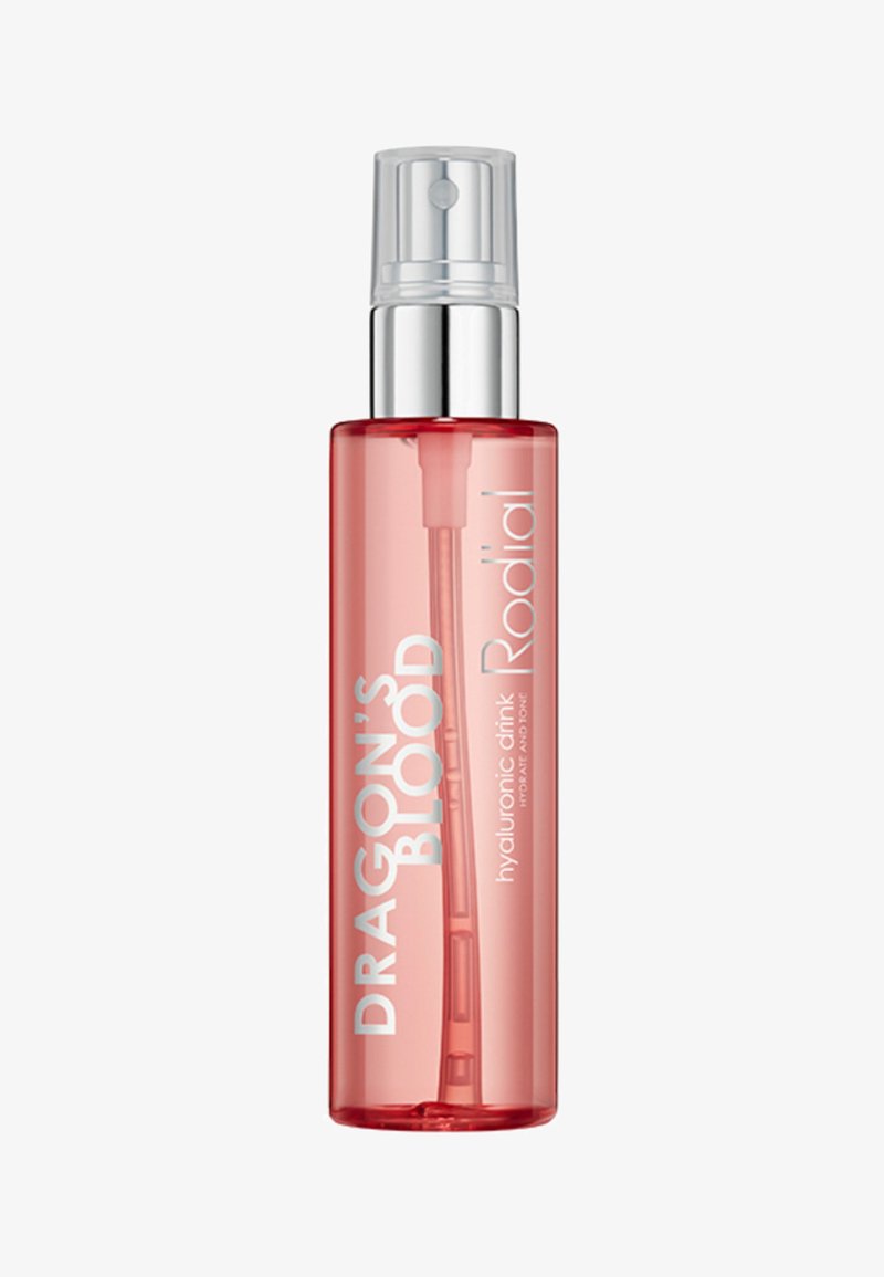 Boisson hyaluronique Dragon's Blood de Rodial dans une bouteille transparente rose. Présente un bouchon vaporisateur, un capuchon argenté et un texte en relief blanc.