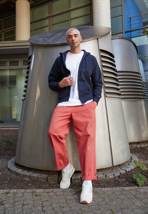 Carhartt WIP HOODED CHASE JACKET - Cipzáras pulóver - dark navy/gold