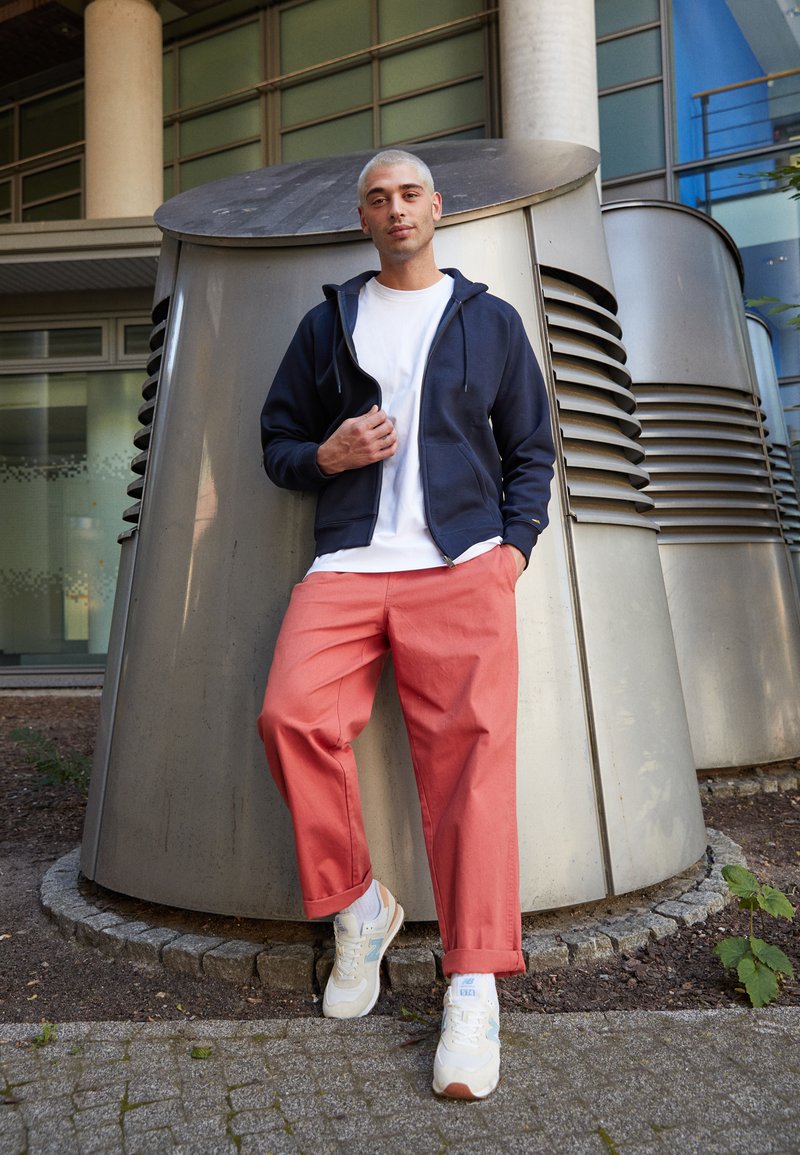 Carhartt WIP HOODED CHASE JACKET - Sweatjacke - dark navy/gold