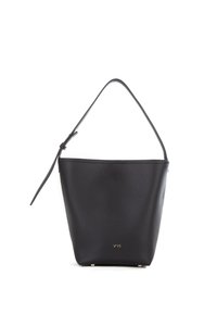 Borsa a secchiello in pelle nera con superficie testurizzata, forma affusolata e un'unica tracolla regolabile. Presenta dettagli dorati e un branding minimale.