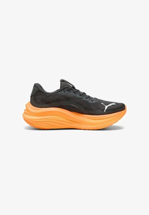 Zapatilla de correr Puma negra y naranja con suela gruesa acolchada y parte superior de malla, mostrada de perfil sobre fondo blanco.
