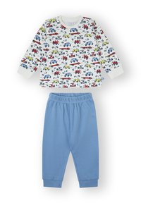 Conjunto infantil de dos piezas: camiseta de manga larga en color marfil con estampados de coches coloridos; pantalones azul claro con cintura y puños elásticos.