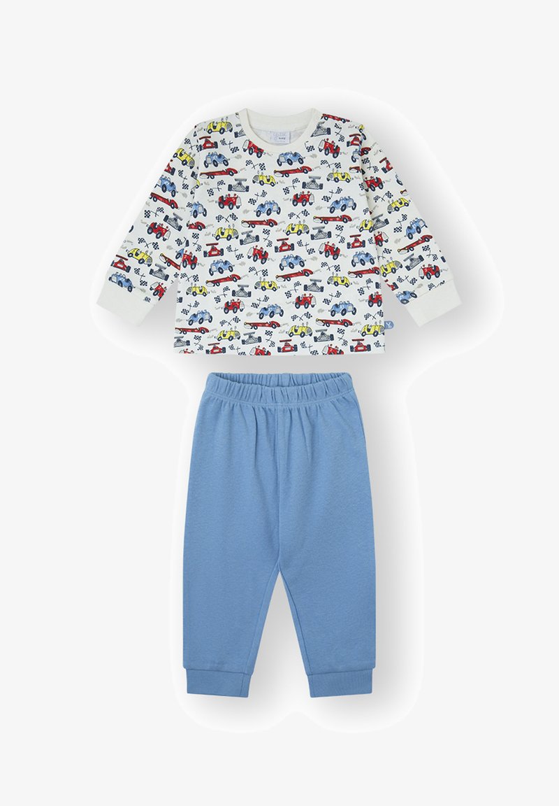 Conjunto infantil de dos piezas: camiseta de manga larga en color marfil con estampados de coches coloridos; pantalones azul claro con cintura y puños elásticos.