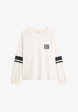 Witte langarm sweatshirt met een zwart nummer "15" op de borst, voorzien van zwarte strepen op de mouwen en een ontspannen pasvorm.