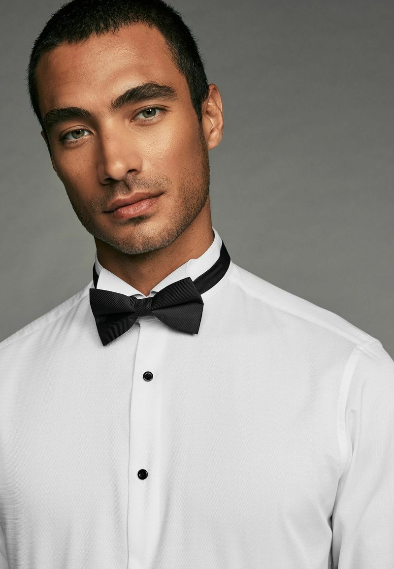 Next TEXTURED DOUBLE CUFF LONG SLEEVE WITH WING COLLAR AND BOW TIE PACK - Businesshemd - white
