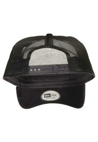 Schwarze verstellbare Trucker-Cap mit Netzrücken, gebogenem Schirm und einem runden Markenpatch auf der Vorderseite. Das Innere ist mit Stoff ausgekleidet.