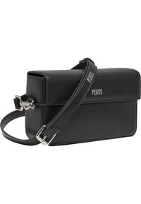 Svart läder crossbody-väska med rektangulär form, klaffstängning, silverdetaljer och en justerbar rem med ingraverat varunamn.