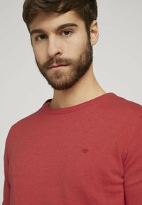 TOM TAILOR CREW NECK  - Strickpullover - coral melange