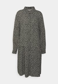 Robe à manches longues avec un col, fermeture à boutons, en tissu vert foncé avec un petit motif floral blanc, et un design de jupe à volants.