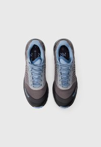 Ein Paar graue und blaue Wanderschuhe mit schwarzen Sohlen, Schnürdesign und Gore-Tex-Futter, von oben auf einem weißen Hintergrund gezeigt.