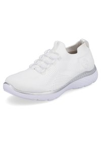 Baskets de sport en tricot blanches avec une touche argentée au niveau des orteils et du talon, présentant un design à lacets et un dessus texturé pour la respirabilité.