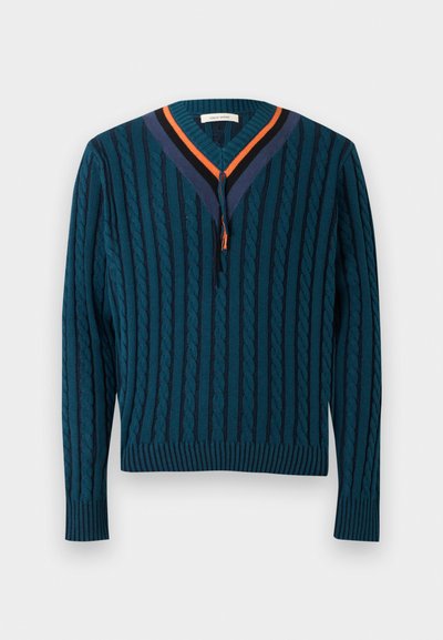 Pull en maille torsadée turquoise avec bordure en V en bleu marine, noir et orange, doté d'une fermeture éclair avant et de manches longues.