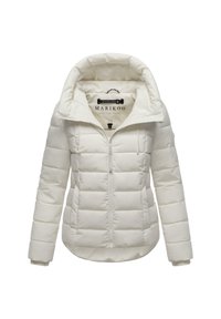 Witte pufferjas met een ritssluiting aan de voorkant, grote capuchon en geribde manchetten. Bevat een gestikte vierkant patroon en een merklabel aan de binnenkant.