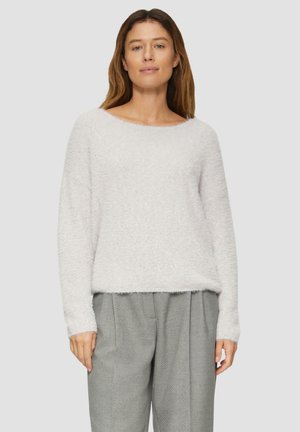 Pull gris clair et moelleux avec un col large, des manches longues et une coupe ample. Texture douce et détails minimaux ; associé à un pantalon gris ajusté.