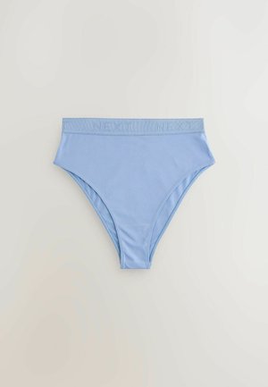 Slip da bikini a vita alta blu chiaro realizzati in tessuto morbido, con una ampia cintura elastica e brand embossato. Texture liscia.