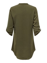 Tunică lungă pentru femei, verde măsliniu, cu mâneci 3/4 suflecate și tiv rotunjit, prezentată din spate pe un fundal alb.