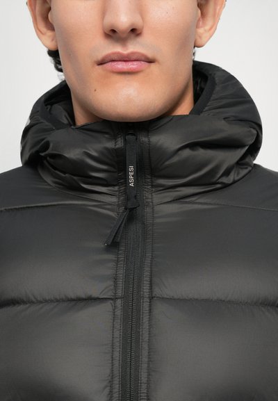 Schwarze Daunenjacke mit hohem Kragen, Reißverschluss vorne und elastischem Kordelzug. Glattes, glänzendes Material mit gestepptem Muster.