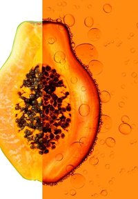 Una metà di papaya, polpa arancione con semi neri, bordi verdi, su uno sfondo arancione vivace con bolle. Texture liscia, contrasto di colori brillante.