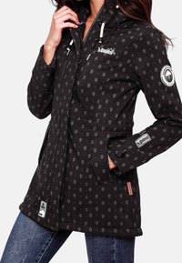 Svart mönstrad jacka med huva, sidofickor, åtstramad midja och logotyper på bröstet och ärmen. Strukturerad tyg med en subtil lyster.