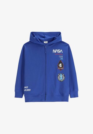 Niebieska bluza z kapturem na zamek wykonana z miękkiego materiału. Na froncie logo NASA oraz trzy naszywki, w tym globus i rakieta, z białymi akcentami tekstowymi.