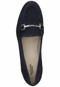 Scarpa slip-on in suede blu navy con punta arrotondata, caratterizzata da un accento in catena argentata sulla tomaia e un interno beige.