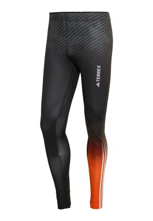 Schwarze Sportleggings mit strukturiertem Muster, einem verlaufenden orangen Streifen und drei weißen Streifen entlang des unteren Beins. Logo an der Seite.