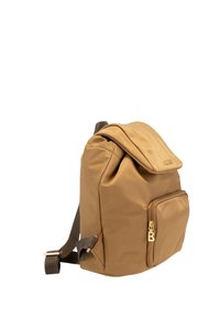 Zaino in nylon marrone con chiusura a patta, tasca laterale con zip e superficie testurizzata. Cinghia regolabile con accenti in metallo dorato.
