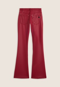 Pantaloni a gamba larga in finta pelle rossa con due tasche posteriori, una texture liscia e dettagli di cucitura a vista. Progettati per una silhouette aderente.