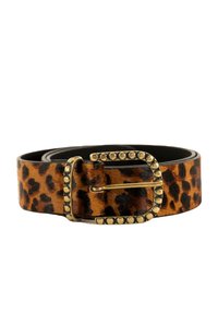 Cinturón de estampado de leopardo hecho de piel sintética con un forro de cuero negro y una hebilla en tono dorado que presenta acentos texturizados y un diseño ornamentado.