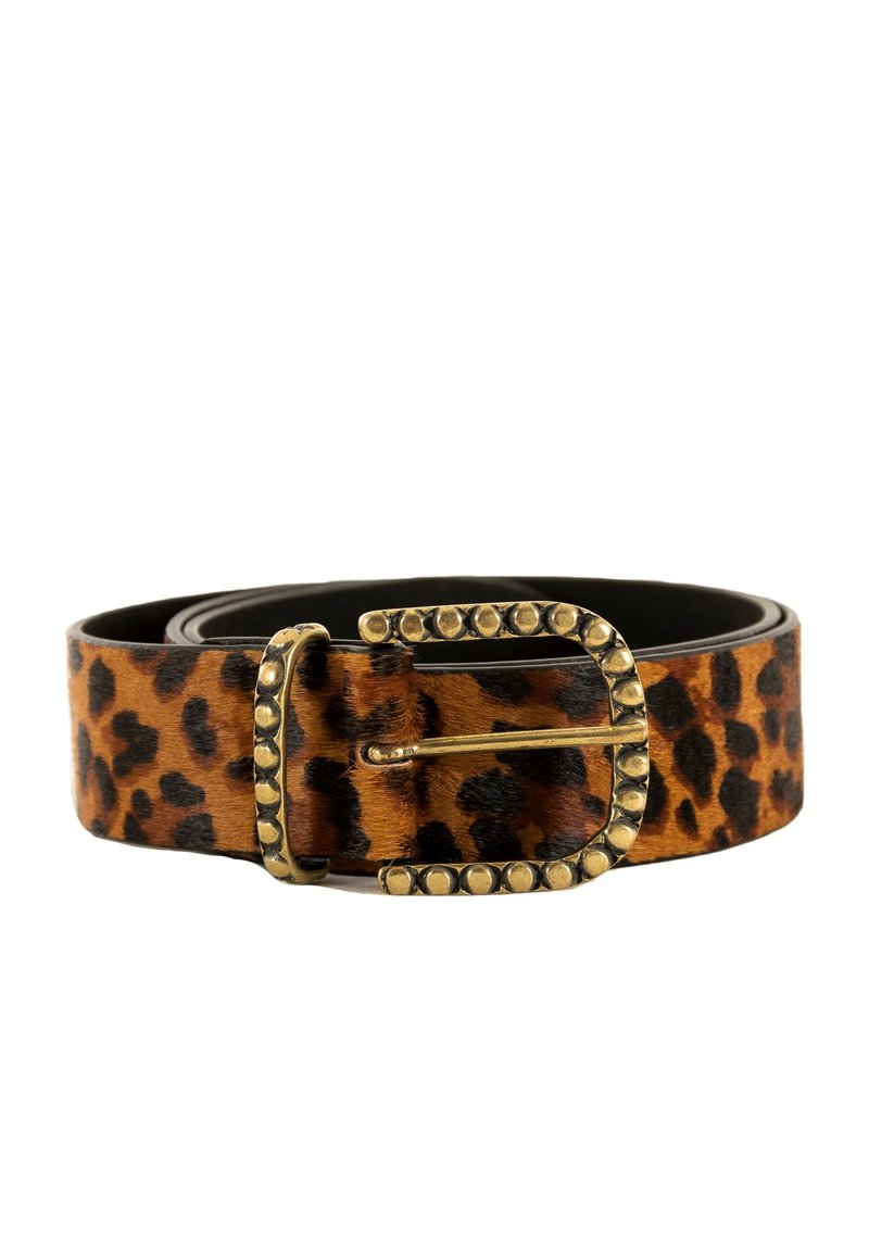 Cinturón de estampado de leopardo hecho de piel sintética con un forro de cuero negro y una hebilla en tono dorado que presenta acentos texturizados y un diseño ornamentado.