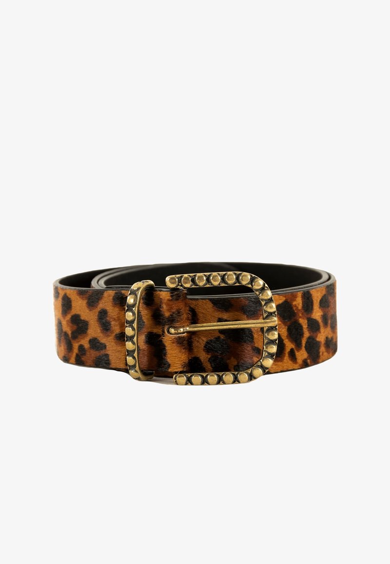 Cinturón de estampado de leopardo hecho de piel sintética con un forro de cuero negro y una hebilla en tono dorado que presenta acentos texturizados y un diseño ornamentado.