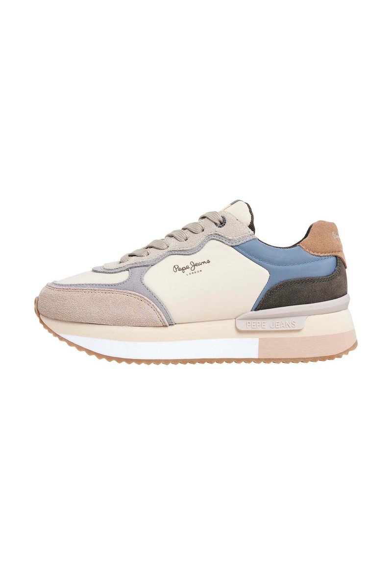 Atletische sneakers met een combinatie van beige suede en lichtblauw leer, witte tussenzool en rubberen buitenzool. Voorzien van een logo op de zijkant en veters.