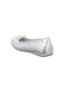 Ballerine in pelle bianca con un accento metallico argento sul tallone, punta rotonda e un piccolo fiocchetto sulla parte anteriore.