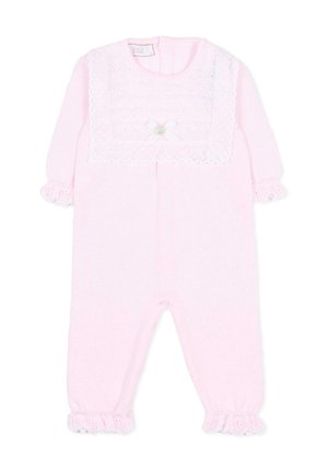 Barboteuse bébé rose doux à manches longues, avec détails en dentelle sur la poitrine, poignets froufroutants et un petit nœud blanc avec un bouton au centre.