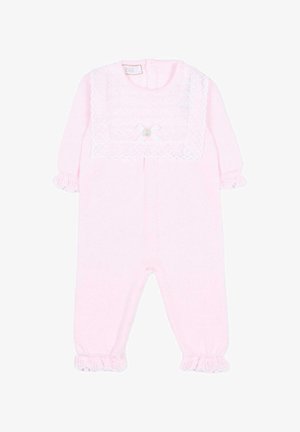 Barboteuse bébé rose doux à manches longues, avec détails en dentelle sur la poitrine, poignets froufroutants et un petit nœud blanc avec un bouton au centre.